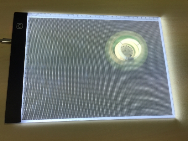 Amazonで買ったノーブランドのA4 USB給電 LEDトレース台